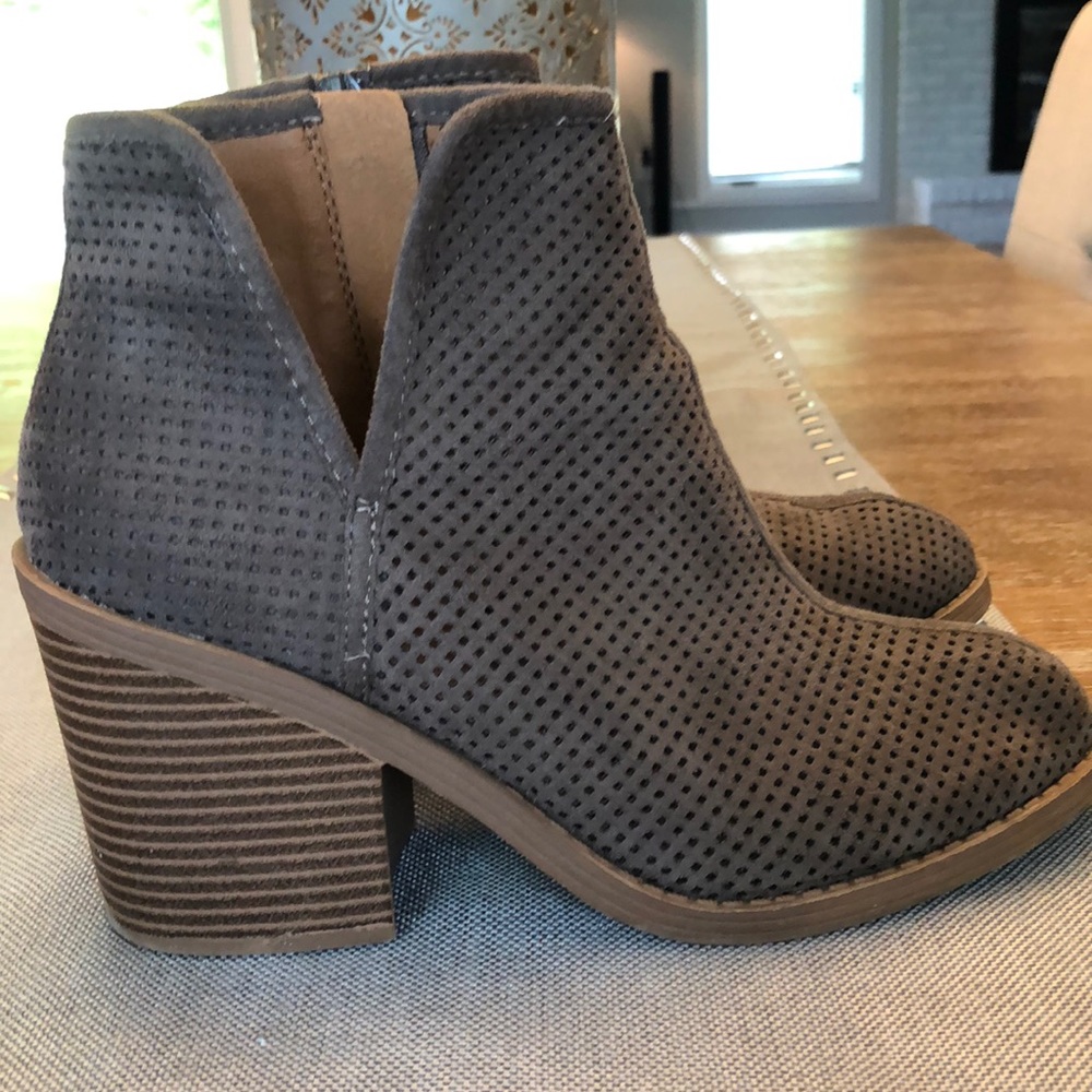 Women’s 8.5 ankle booties